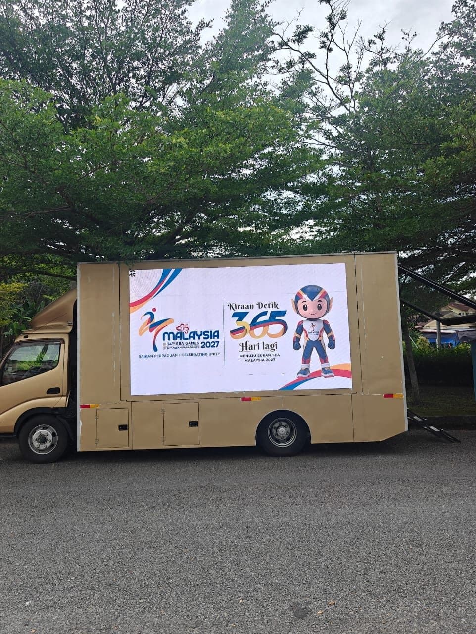 17-ft LED truck